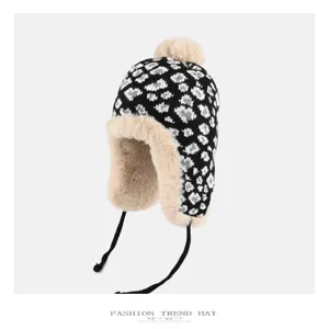 Luipaard Pluche Gebreide Mutshoed Winter Warm Oorklep Bomberhoed met Pluizige Pompon
