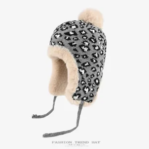 Grijze panterprint winter bombermuts met zachte nepbont voering en warme oorkleppen voor dames.