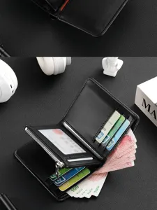 Vista dettagliata del portafoglio nero con scomparti per carte e tasca con zip.