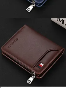 Vista dettagliata del portafoglio porta carte in pelle marrone di alta qualità con chiusura a zip.