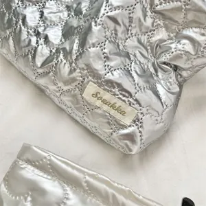 Silberne gesteppte Herz-Clutch Kosmetiktasche, Detailansicht des stilvollen Make-up-Beutels.