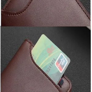 Portafoglio porta carte in pelle sottile dettaglio, custodia per carte minimalista.