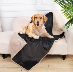 Dettaglio coperta in pile per animali domestici con trama morbida e design caldo per cani e gatti