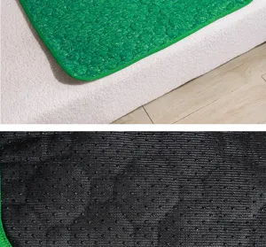 Primo piano dettagliato del tappetino lavabile per animali con superficie verde e retro antiscivolo.