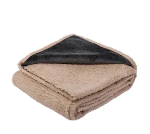 Coperta per animali in pile double-face, morbida consistenza marrone e grigia.