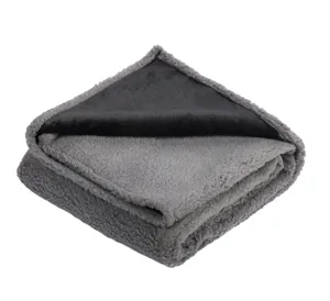 Dettaglio coperta in pile per animali domestici, morbido tappeto grigio per cani e gatti.