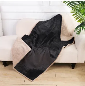 Comoda coperta double-face per animali con flanella e pile sherpa, ideale per cani e gatti.