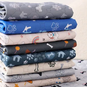 Tapis de pipi pour chien lavables et réutilisables avec motifs de pattes, absorbants pour animaux.