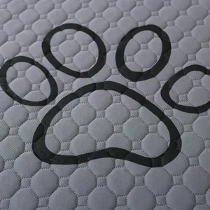 Alfombra lavable gris para mascotas con diseño de huella negra, transpirable absorbente.