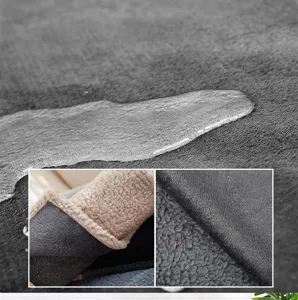 Dettaglio coperta impermeabile per animali con morbida flanella e pile sherpa caldo.