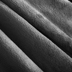 Primo piano coperta flanella per animali grigia, materiale morbido peluche per cuccia.