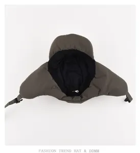 Vista dettagliata del cappello aviatore invernale da uomo e donna, berretto caldo con paraorecchie.