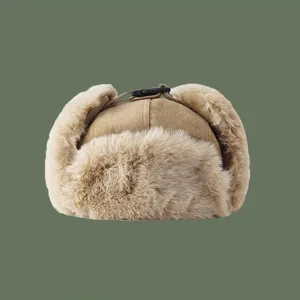 Nahaufnahme Detail der warmen Winter Trapper Mütze mit Plüsch Ohrenklappen und Schnalle.