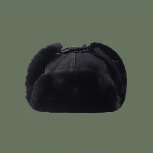 Winter schwarze Fliegermütze Detailaufnahme, dickes Kunstfell Ohrklappe, robuster Denim Stoff