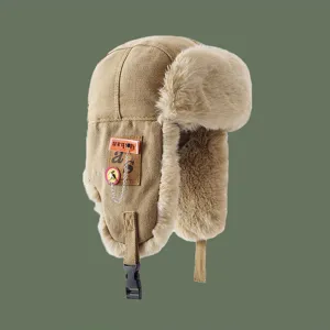 Winter warme Bombermuetze mit dicken Plueschoehrenklaepchen, schicke khaki Outdoormuetze.
