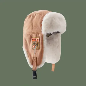 Detailansicht der warmen Winterbombermuetze, dicker Pluesch, Ohrenklappen, khaki.