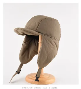 Vista di dettaglio del cappello da aviatore marrone invernale con paraorecchie in legno.