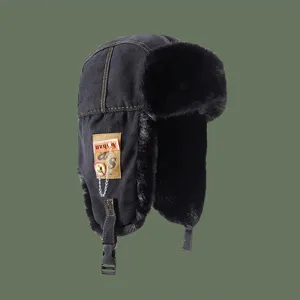 Winterwarme schwarze Bombermütze mit Plüschohrenklappen und modischer Kettendetail.