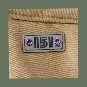 Winter Pilotenmütze Detail khaki Twill Stoff mit Metallabzeichen Etikett 151 1987