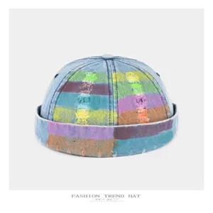 Gros plan détail du chapeau docker en denim coloré peint à la main vintage streetwear.