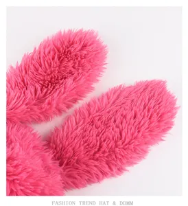 Gorro de orejas de conejo de peluche rosa fucsia, vista detallada, gorro cálido de invierno.
