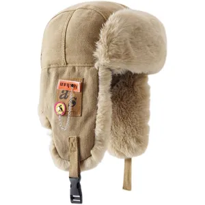 Warme Winter-Trapper-Mütze mit Plüsch und Ohrenklappen, modischem Aufnäher und Kette, Khaki.