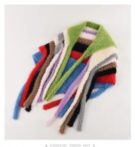 Sciarpa triangolare in maglia soffice invernale cappello con lacci dolce carino per donna dettaglio
