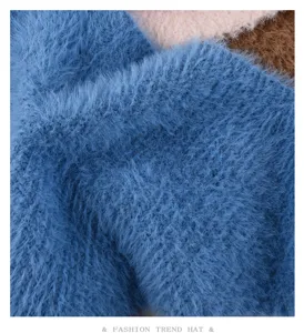 Primo piano sul dettaglio del tessuto in peluche lavorato a maglia blu morbido.