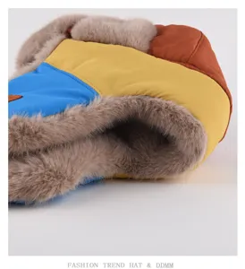 Dettaglio colbacco colorblock, cappello sci caldo peluche, cuffia aviatore antivento invernale.