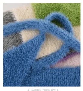 Dettaglio foulard in maglia di peluche, calda e morbida sciarpa triangolare invernale.