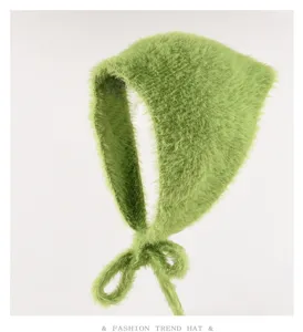 Dettaglio foulard soffice verde, morbido materiale in peluche e carino design con lacci per inverno.