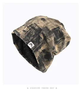 Detailaufnahme der Vintage Grunge Beanie Mütze im Used Look, strukturierter Strickstoff Textur