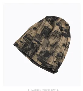 Verwitterte Grunge-Strickmütze, vintage Y2K Oversized Beanie für Damen. Schöne Detailaufnahme.