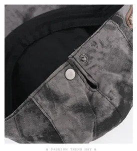 Retro tie-dye baret detail toont metalen drukknoppen en fijne stofstiksels en afwerking.