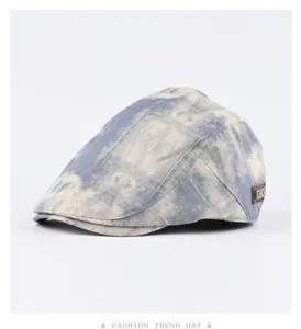 Close-up van de vintage tie-dye platte pet met gedetailleerde stofstructuur en leren label.