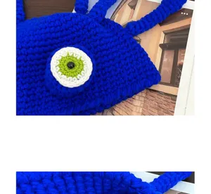 Berretto da mostro all'uncinetto blu fatto a mano con occhio e tentacoli per autunno inverno.
