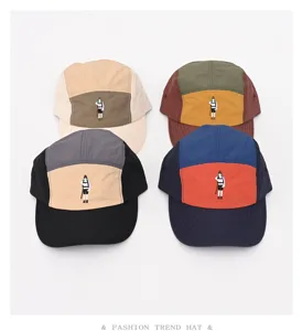 Detailansicht der Retro-Farbblock-5-Panel-Baseballcap mit süßer Wanderer-Stickerei.
