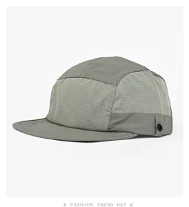 Vista dettagliata del cappello estivo ad asciugatura rapida con visiera piatta e rete traspirante.