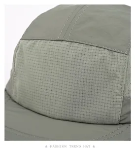 Primo piano del cappello verde militare che mostra la rete traspirante e la struttura a pannelli.