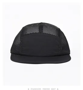 Vue détaillée de la casquette de baseball noire respirante en mesh à séchage rapide.