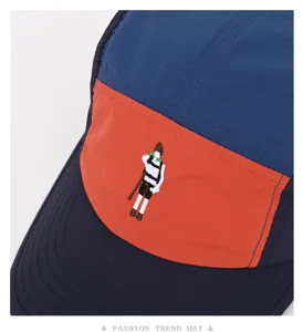 Sommer Retro Farbblock 5-Panel Kappe mit süßem Wanderer Stickerei für Outdoor Freizeit.