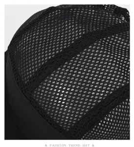 Gros plan détaillé de la casquette de baseball en mesh noir, tissu respirant et design 5.