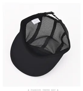 Vue détaillée de la casquette de baseball en mesh noir montrant l'étiquette intérieure.