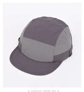 Dettaglio cappello tesa piatta asciugatura rapida estate, cappellino sole mesh traspirante.