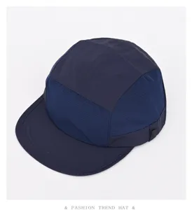 Berretto piatto blu scuro ad asciugatura rapida, vista dettagliata del design a rete traspirante.
