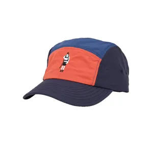 Bunter 5-Panel-Cap mit kleiner Person-Stickerei für Sommer Outdoor Sport und Freizeitkleidung.