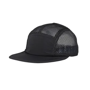 Casquette 5 panneaux noire classique avec côtés en mesh respirant, visière plate.