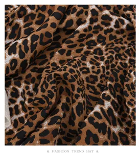 Detailansicht des Leopardenmusterstoffs mit weicher Textur und klassischem Design.