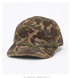Camo 5-panel short brim baseball cap for casual streetwear and outdoor sports styling.