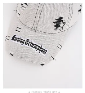 Berretto da baseball in denim strappato con ricamo dettagliato e lavaggio vintage.